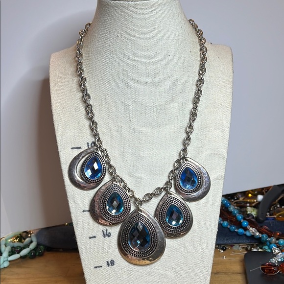 Elegant Silver and Blue Circular Pendant Necklace - Picture 3 of 9